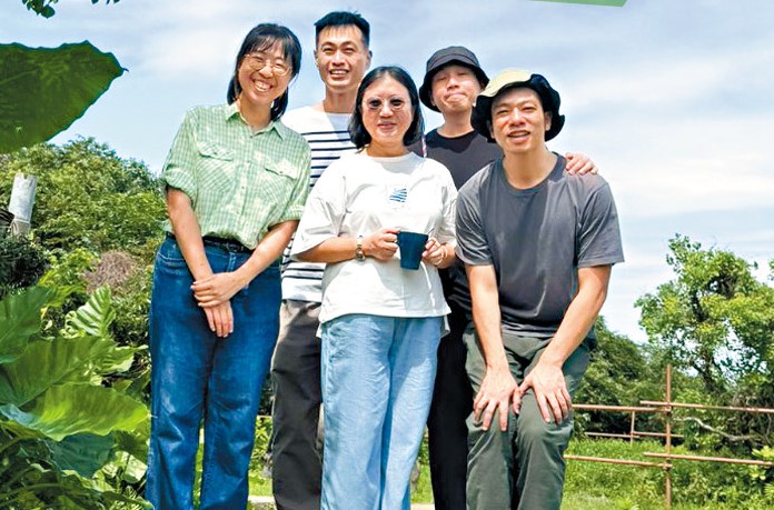 黎穎詩(前排中)與「城市日記」團隊經常上山下海,走訪香港不同角落。圖為大嶼山水口村。(受訪者提供) 黎穎詩(前排中)與「城市日記」團隊經常上山下海,走訪香港不同角落。圖為大嶼山水口村。(受訪者提供)