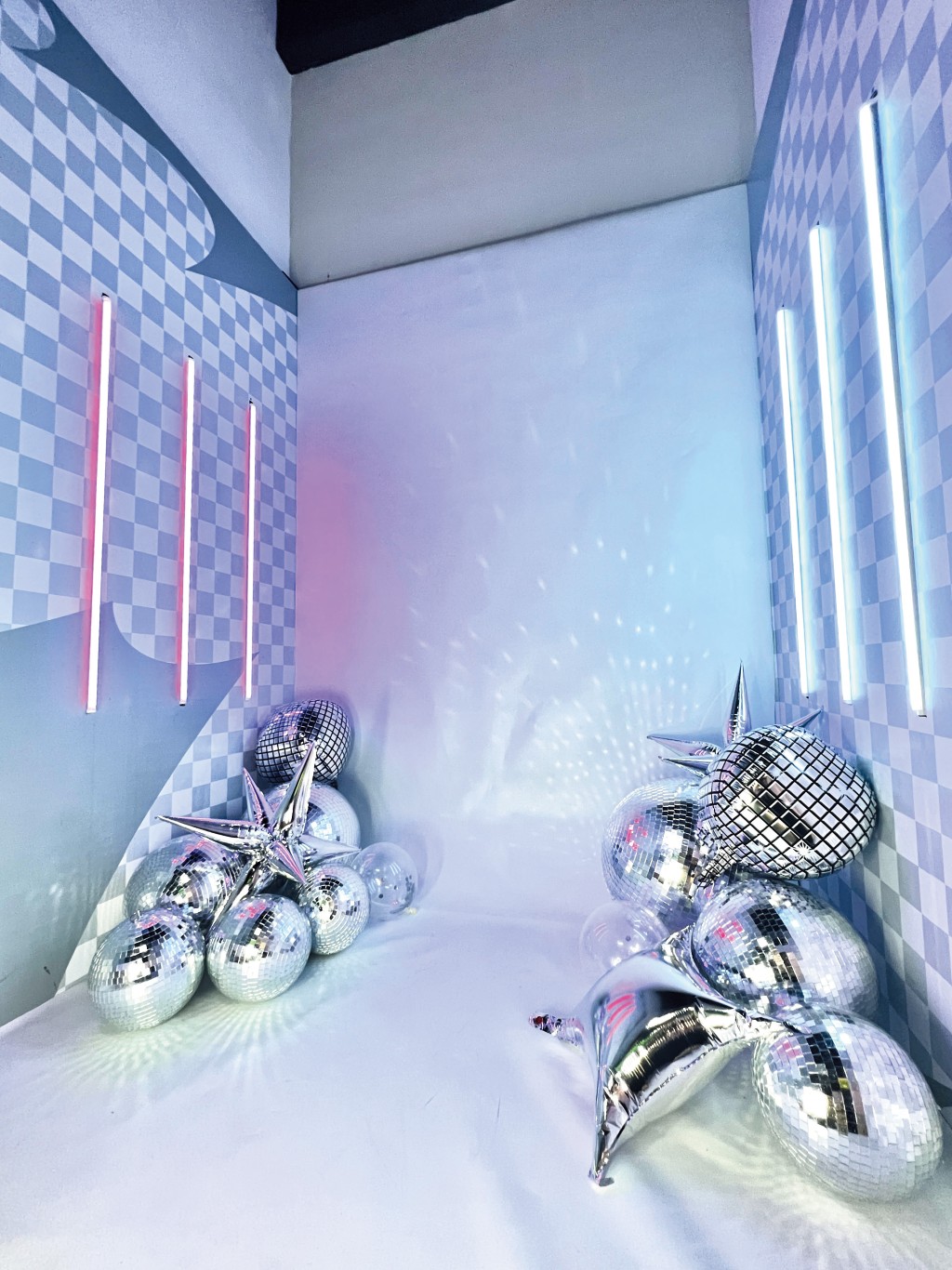 在四周年活動中，Snapio推出的期間限定旺角概念店，特別設計出獨家新mirror ball主題房間。