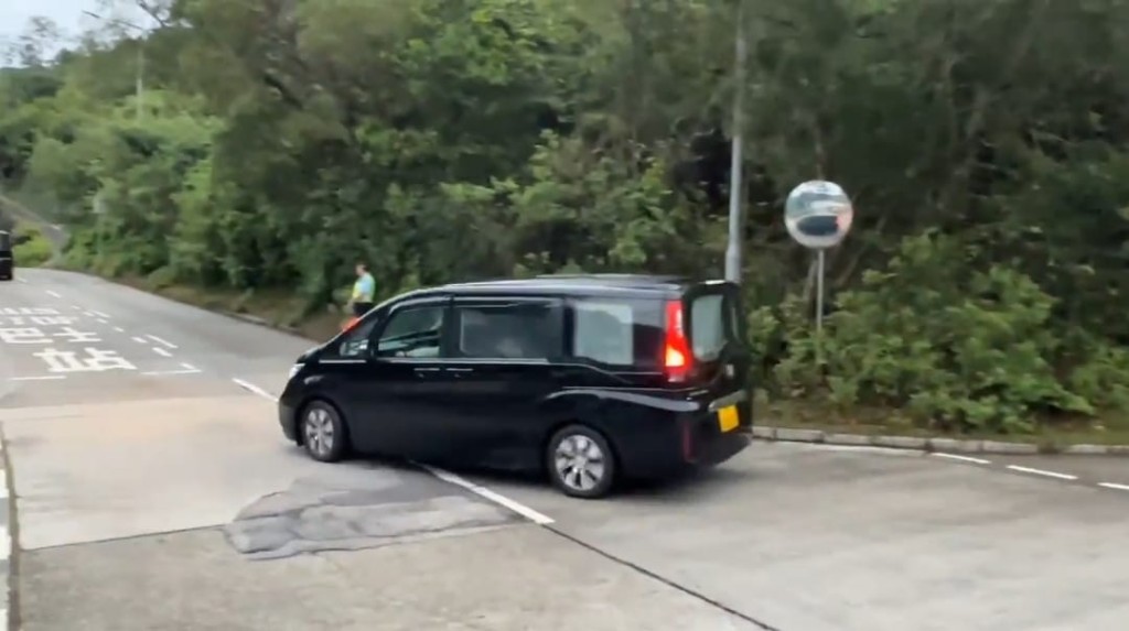 清晨5時45分,三輛七人黑色私家車魚貫駛出石壁監獄。據悉,前香港民間人權陣線召集人岑子杰在其中一部車內,另外兩部沿途護送。 清晨5時45分,三輛七人黑色私家車魚貫駛出石壁監獄。據悉,前香港民間人權陣線召集人岑子杰在其中一部車內,另外兩部沿途護送。