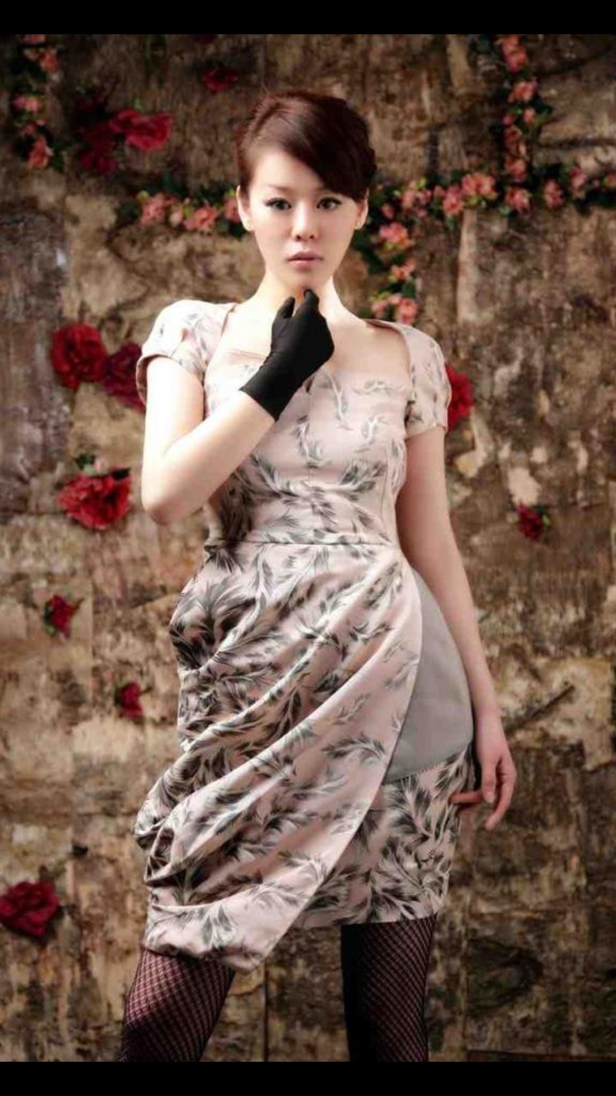 被包養期間的Eline經常濃妝艷抹，甚至到影樓拍攝模特兒般的造型照。