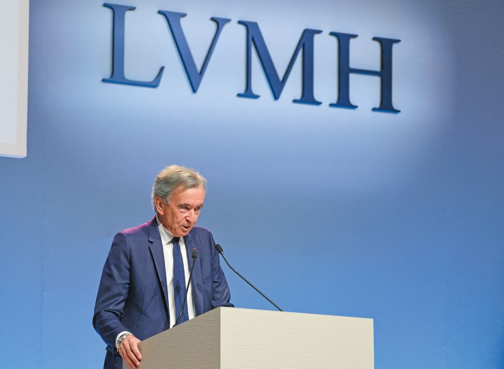 LVMH股價今年累跌近兩成四,跑輸開雲集團及愛馬仕。老闆阿爾諾直言,當前世界正面臨中東地區極為嚴峻的危機。 LVMH股價今年累跌近兩成四,跑輸開雲集團及愛馬仕。老闆阿爾諾直言,當前世界正面臨中東地區極為嚴峻的危機。