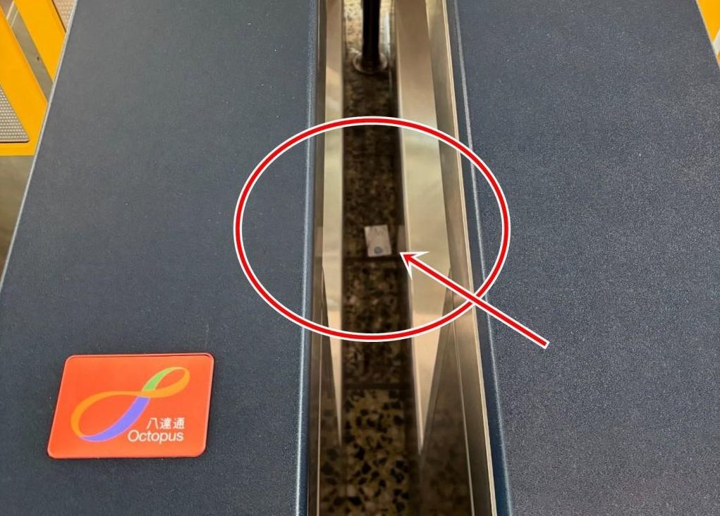 樓主：跌咗喺閘機中間（箭咀示）。