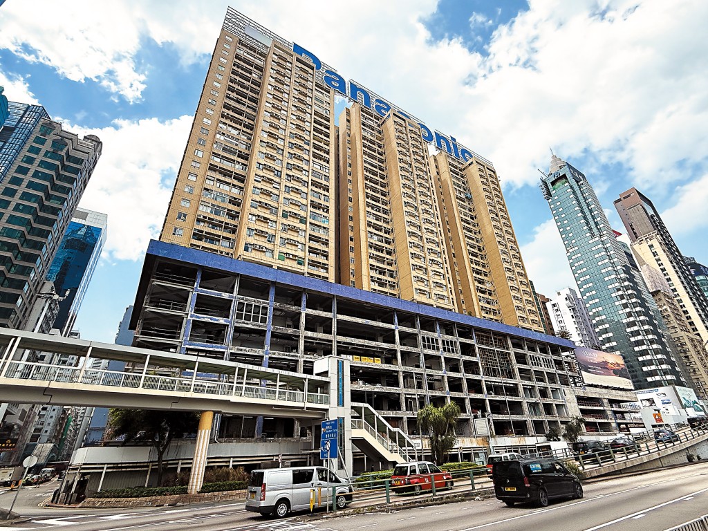 銅鑼灣伊利莎伯大廈基座近日爆出翻新工程爛尾，露出光禿禿內籠，引起外界議論紛紛。