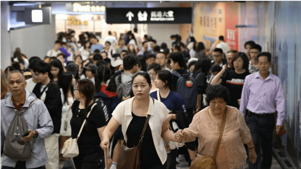 五一黃金周剛過去，有逾百萬內地旅客訪港，惟兩地文化不同，不少旅客的行徑引起港人熱議