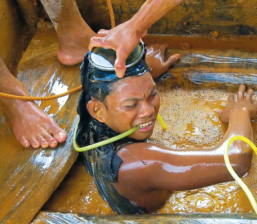 童工潛入二十多公呎的地下水道或礦坑,僅靠一部殘舊的氣泵連接着膠喉管提供氧氣。 童工潛入二十多公呎的地下水道或礦坑,僅靠一部殘舊的氣泵連接着膠喉管提供氧氣。