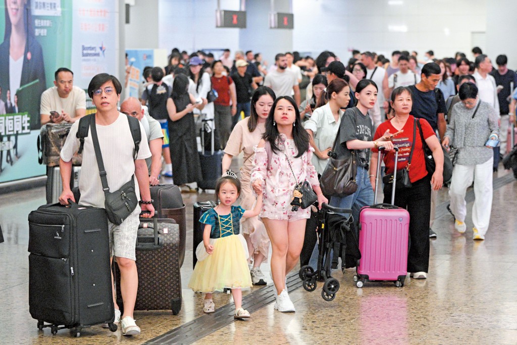內地旅客來港人數回升,但對百貨行業幫助不大。 內地旅客來港人數回升,但對百貨行業幫助不大。