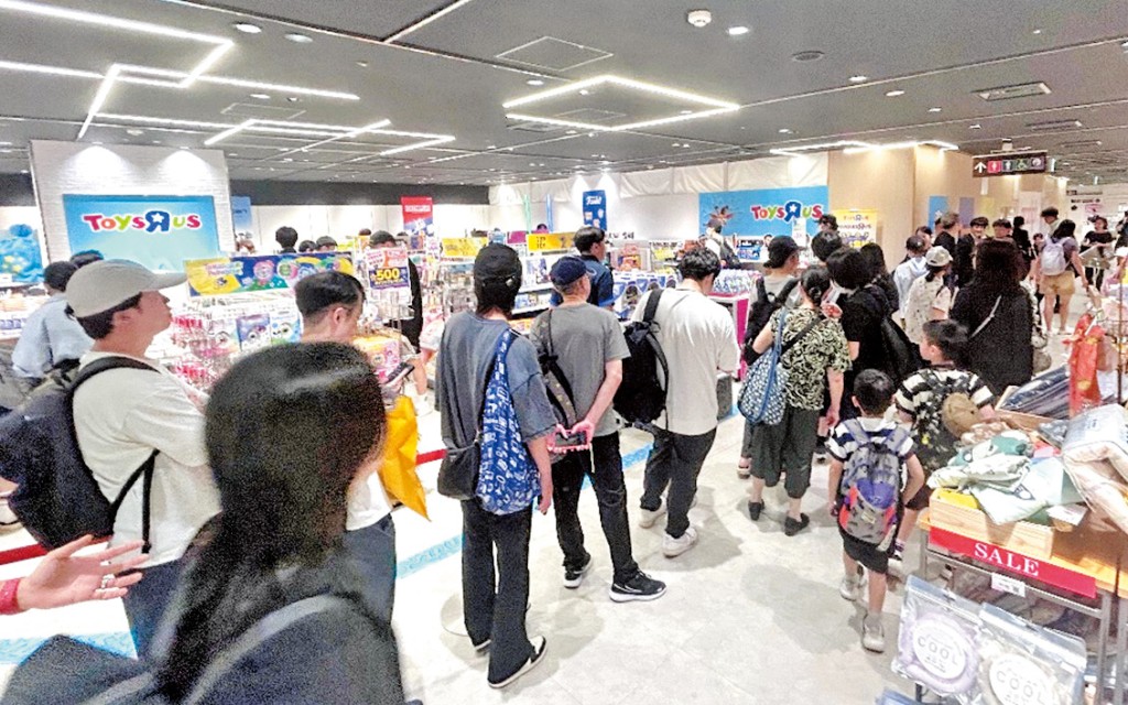 今年七月，玩具反斗城位於東京上野丸井百貨地下一樓的「成人向」專門店開幕，首日吸引逾百人排隊等入場，單日營業額幾乎超過原定目標的四倍。