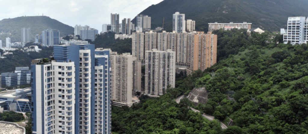 陶傑妻兒新近沽出薄扶林碧瑤灣一個四房戶連車位，成交價3,198萬元。