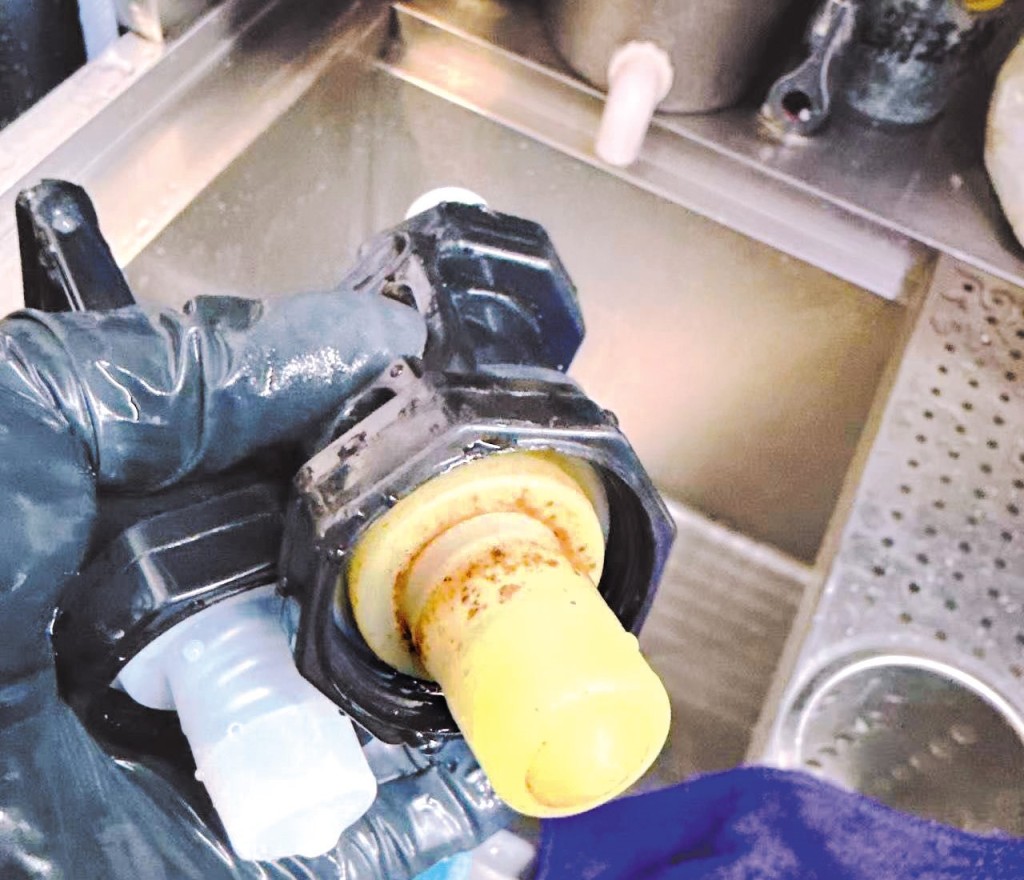 張又指店內「沖奶茶個嘴好多茶漬」。