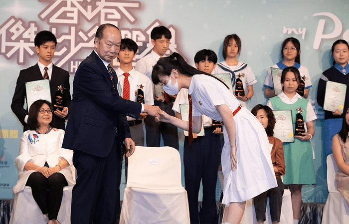 炎明熹似乎想保持低調，戴上眼鏡及口罩現身領獎，非常清純。