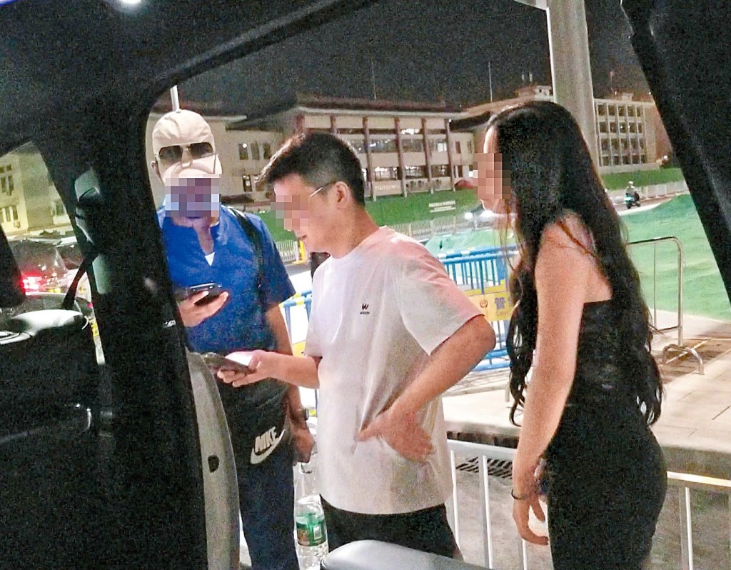 自稱「蒲王」的中介（中）正收取拼車客人（左）的車資。