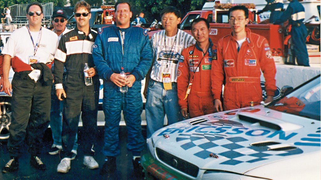 盧金榮（右一）在美國玩賽車長達六年，曾於專業賽車比賽中奪獎。