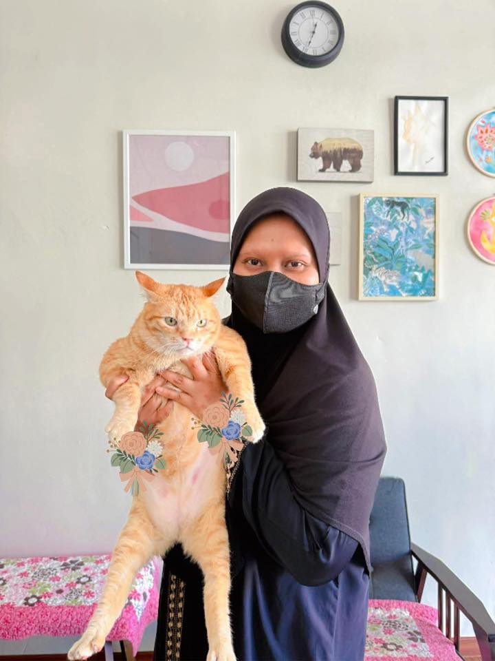 網民Suria Azmi與受害者2號橘貓合照。