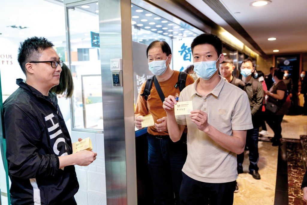 「2025 版中國龍銀質紀念幣」去年在港推岀時已有人炒賣。 「2025 版中國龍銀質紀念幣」去年在港推岀時已有人炒賣。