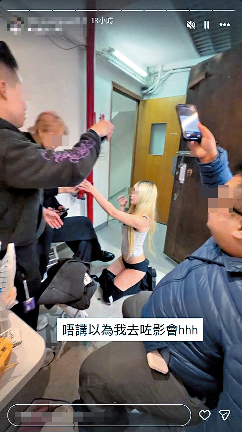 有女僕走到店外走廓與男顧客互動。 有女僕走到店外走廓與男顧客互動。