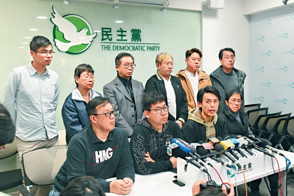 民主黨今年2月底成立由羅健熙領導的三人小組跟進解散,4月特別會員大會已獲逾九成贊成授權中央委員會處理後續。 民主黨今年2月底成立由羅健熙領導的三人小組跟進解散,4月特別會員大會已獲逾九成贊成授權中央委員會處理後續。