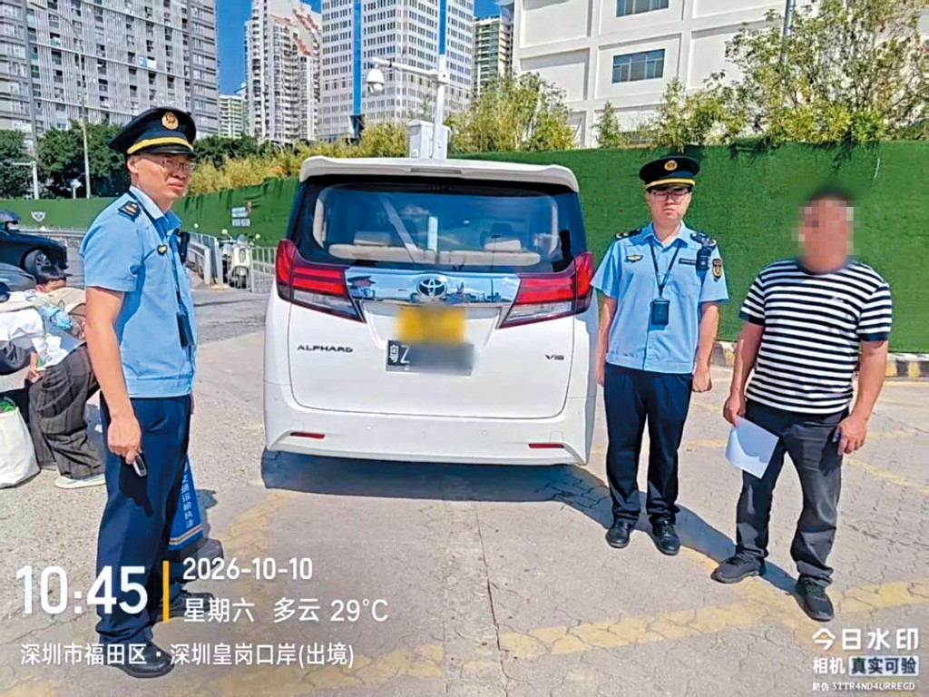 內地當局截查非法營運小型客車。