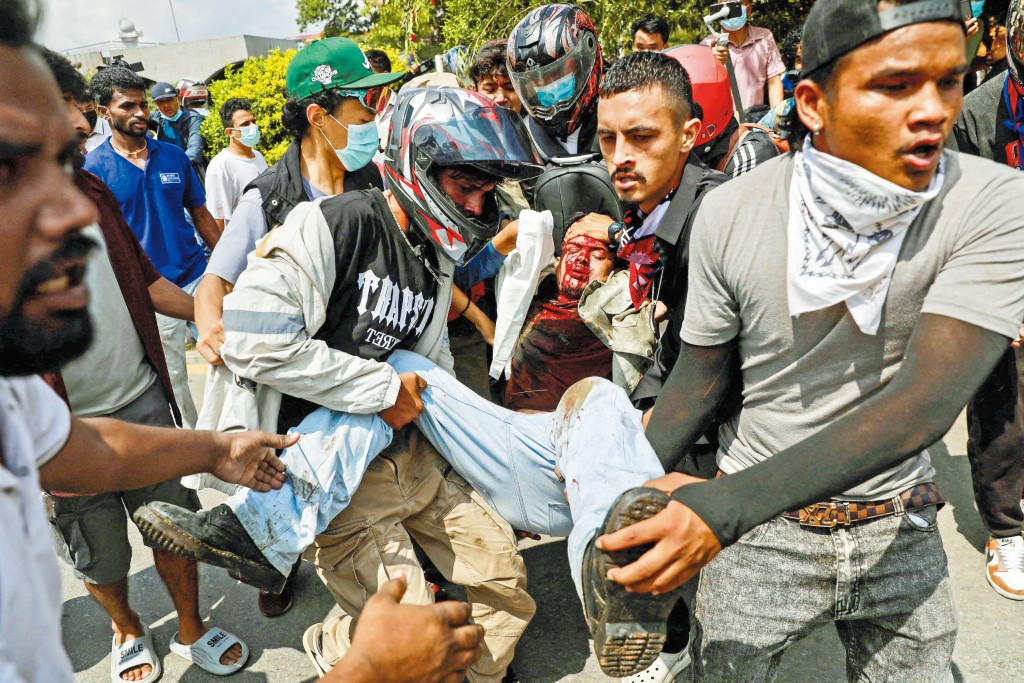 尼泊爾政府去年以武力鎮壓示威,造成七十多人死亡。 尼泊爾政府去年以武力鎮壓示威,造成七十多人死亡。