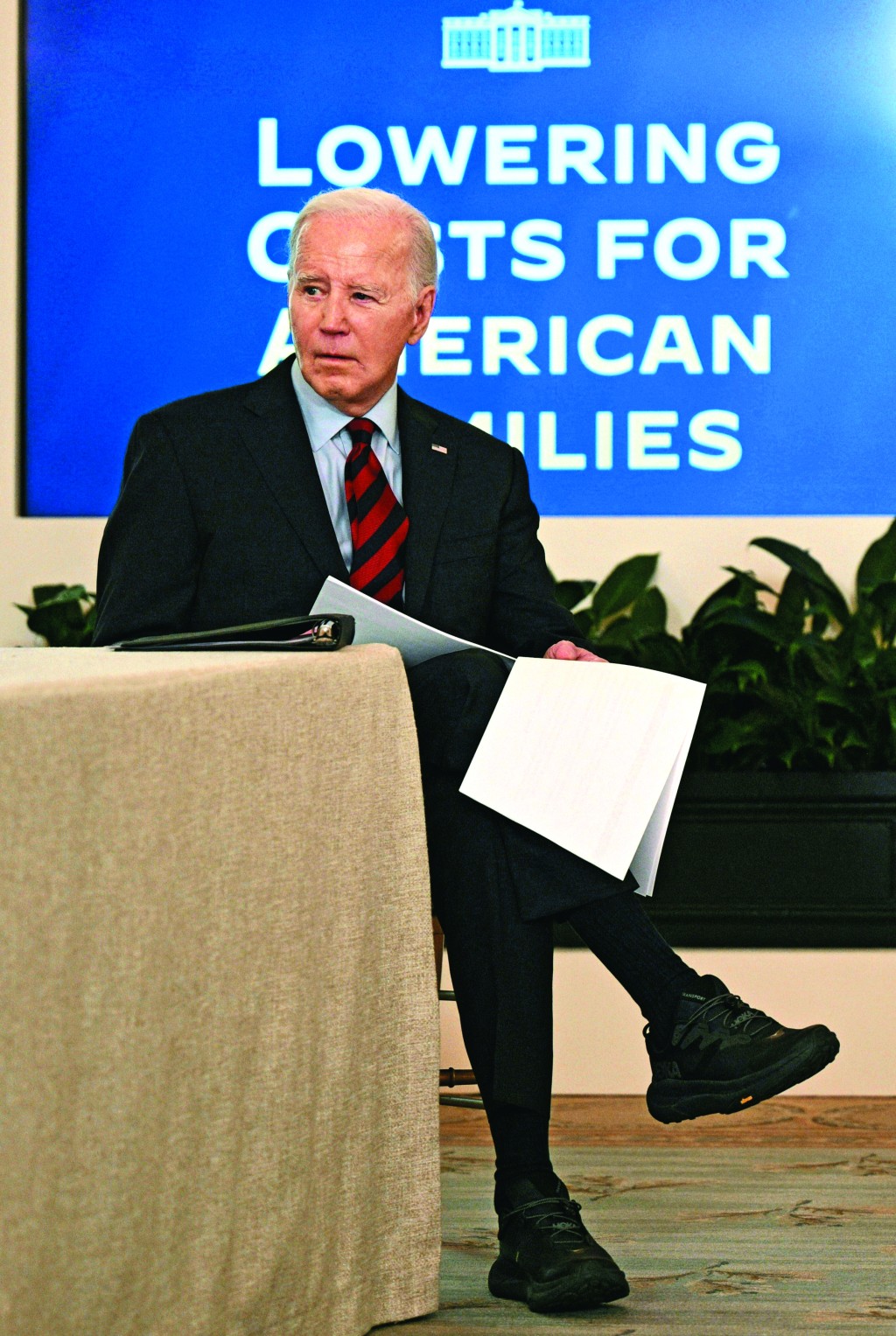 拜登今年曾多次被拍到穿上一款全黑「HOKA Transport」鞋出席公開場合,引起時尚界及運動界的關注。 拜登今年曾多次被拍到穿上一款全黑「HOKA Transport」鞋出席公開場合,引起時尚界及運動界的關注。