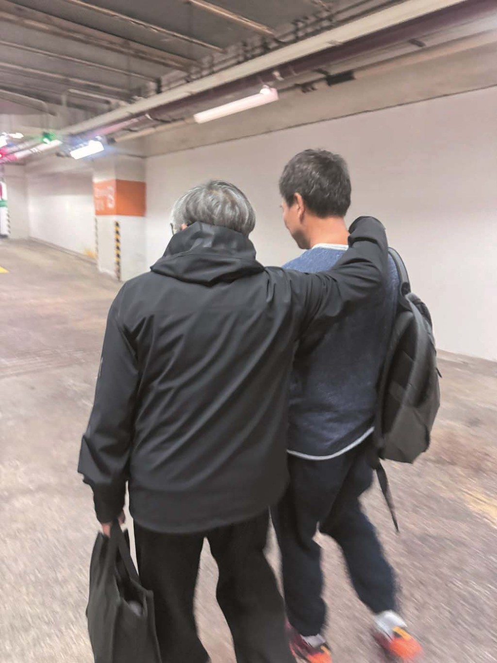 在停車場，黑妹姐搭着陳國邦的膊頭，似乎有很多心事要和他傾訴。