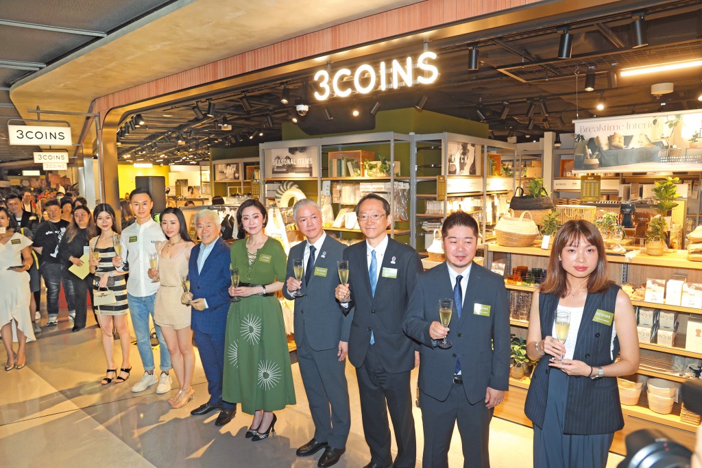 3COINS上周五開張，YAICHI集團創始人及主席羅盛昌︵右四︶表示，日本是港人的旅遊熱門地點，相信在港可以用日本價錢買到日本產品會十分有吸引力。