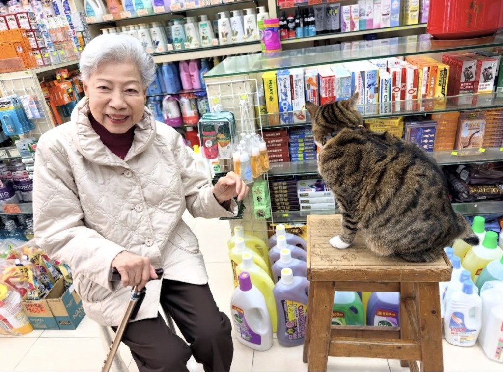 羅蘭姐探吳生，合照時吳生例牌擰歪面。