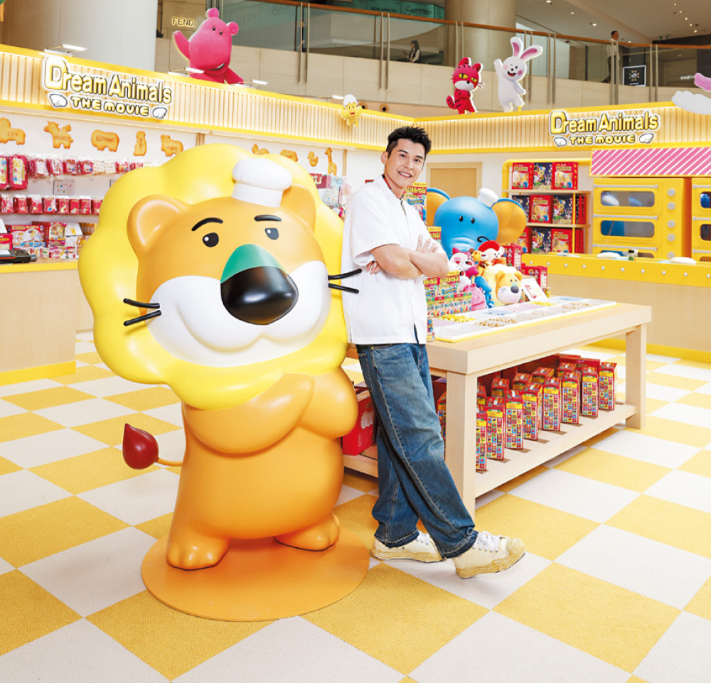 去年暑假,ELEMENTS圓方的「愉快動物餅」限定店,吸引眾多家庭及年輕人到場打卡。圖為演員陳家樂親臨現場,重溫兒時滋味。 去年暑假,ELEMENTS圓方的「愉快動物餅」限定店,吸引眾多家庭及年輕人到場打卡。圖為演員陳家樂親臨現場,重溫兒時滋味。