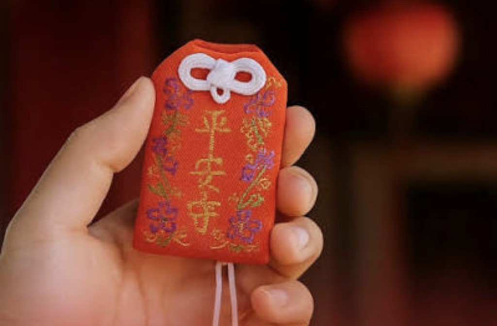 在廟宇求回來的平安符，可以掛在寵物籠或縫在牠們的被窩中。