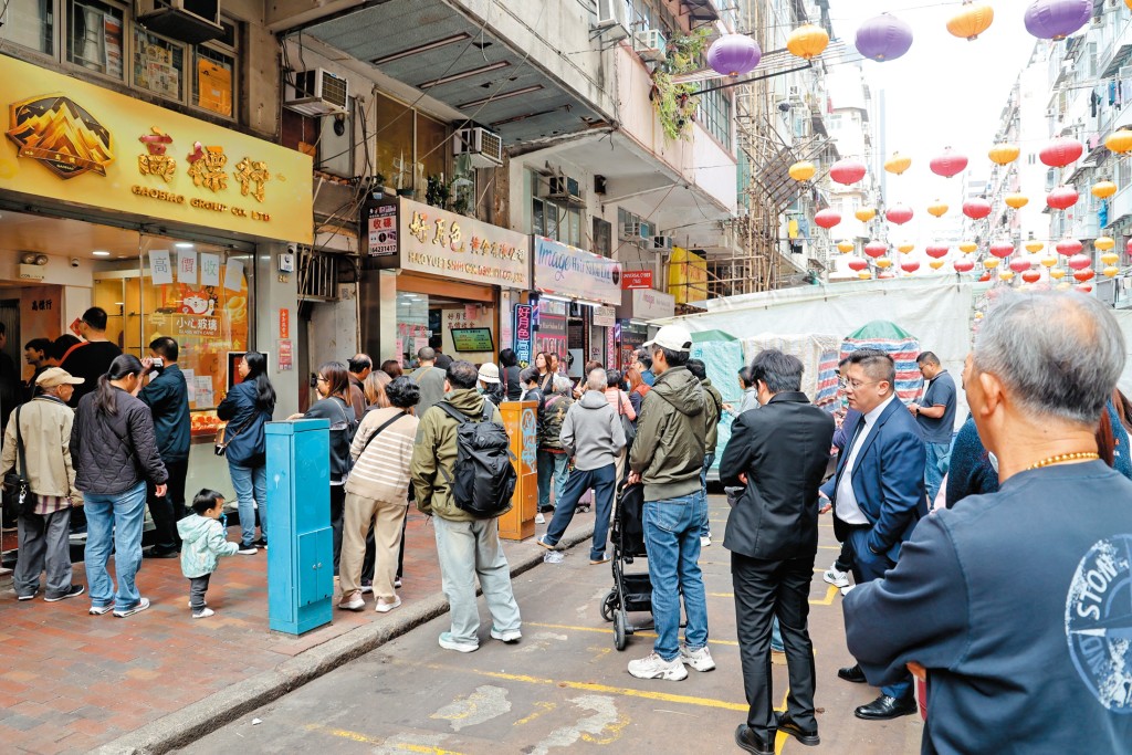 上周四金價再創歷史新高，廟街一帶的收金舖都排長人龍，現場有逾百名市民等待買賣黃金。