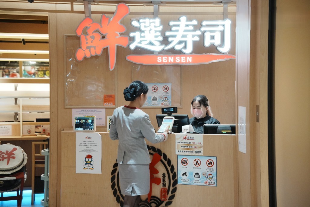 午膳時間到「鮮選壽司」惠顧的客人數目不多 午膳時間到「鮮選壽司」惠顧的客人數目不多