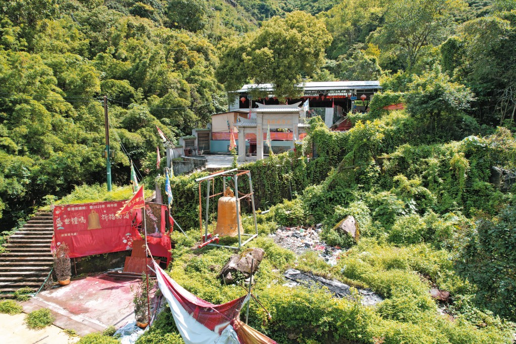上周五本刊曾到該廟跟進,發現「祈福鐘」被搬至附近一處小山坡,但該位置疑同樣霸佔官地。 上周五本刊曾到該廟跟進,發現「祈福鐘」被搬至附近一處小山坡,但該位置疑同樣霸佔官地。