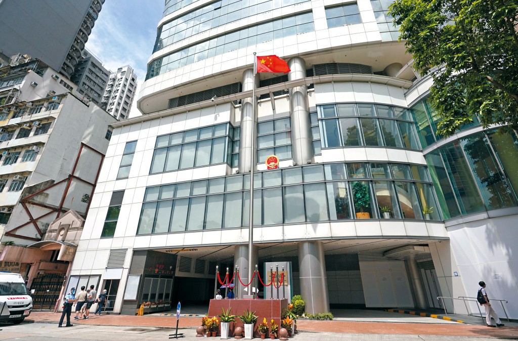 駐港國安公署發言人稱，將毫不鬆懈堅定履職，與特區一道全面準確實施維護國家安全法律，依法懲治危害國家安全犯罪，並高度警惕，嚴陣以待，毫不手軟依法打擊外部勢力干預國安案件審理、破壞香港法治的行為和活動。