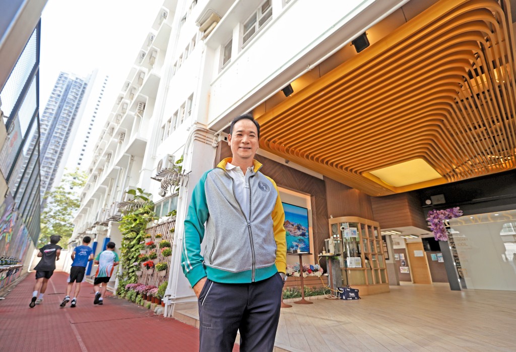 張志宇介紹,母校正門入口的「25圈天花裝置」,由基金會在金禧校慶時籌款建設,展現長天校友的共同回憶。 張志宇介紹,母校正門入口的「25圈天花裝置」,由基金會在金禧校慶時籌款建設,展現長天校友的共同回憶。