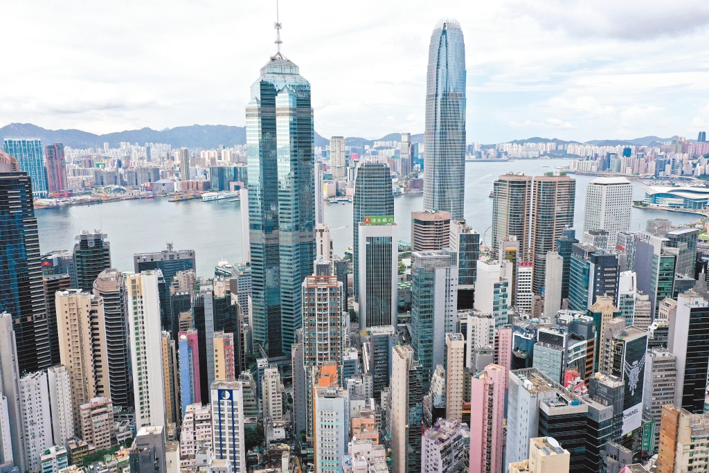 本港正積極建構國際級黃金倉儲設施,目標三年內將倉儲增至逾二千噸,同時吸引各國的投資者在港儲存黃金。 本港正積極建構國際級黃金倉儲設施,目標三年內將倉儲增至逾二千噸,同時吸引各國的投資者在港儲存黃金。