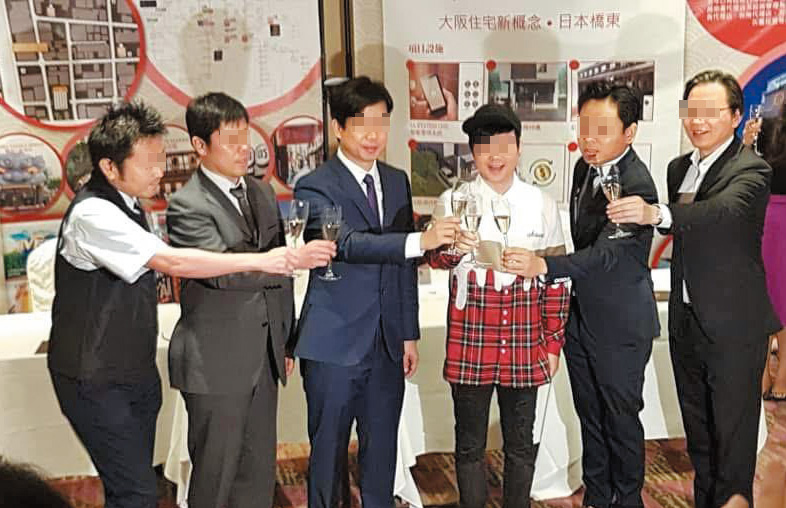 康X曾在二○一八年擔任「日本JAB」的代理商,推銷大阪橋東的酒店單位樓花,當時JAB創辦人李X倫(左三)在場一起祝酒。 康X曾在二○一八年擔任「日本JAB」的代理商,推銷大阪橋東的酒店單位樓花,當時JAB創辦人李X倫(左三)在場一起祝酒。
