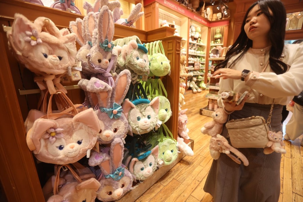 期間限定 Duffy 與好友系列商品,當中包括七隻換上春日新裝的 Duffy 與好友毛公仔,亦有糖果粉色系的服裝、頭飾、家品、首飾、文具等。 期間限定 Duffy 與好友系列商品,當中包括七隻換上春日新裝的 Duffy 與好友毛公仔,亦有糖果粉色系的服裝、頭飾、家品、首飾、文具等。