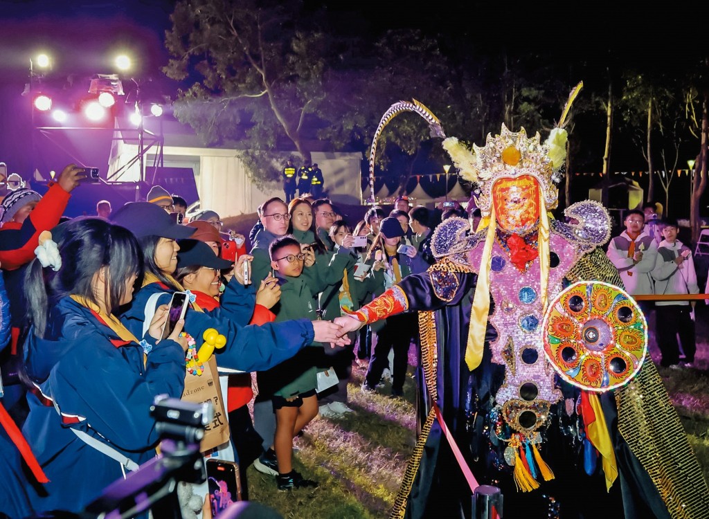 大露營加入多項非物質文化遺產體驗項目，圖為川劇變臉表演。