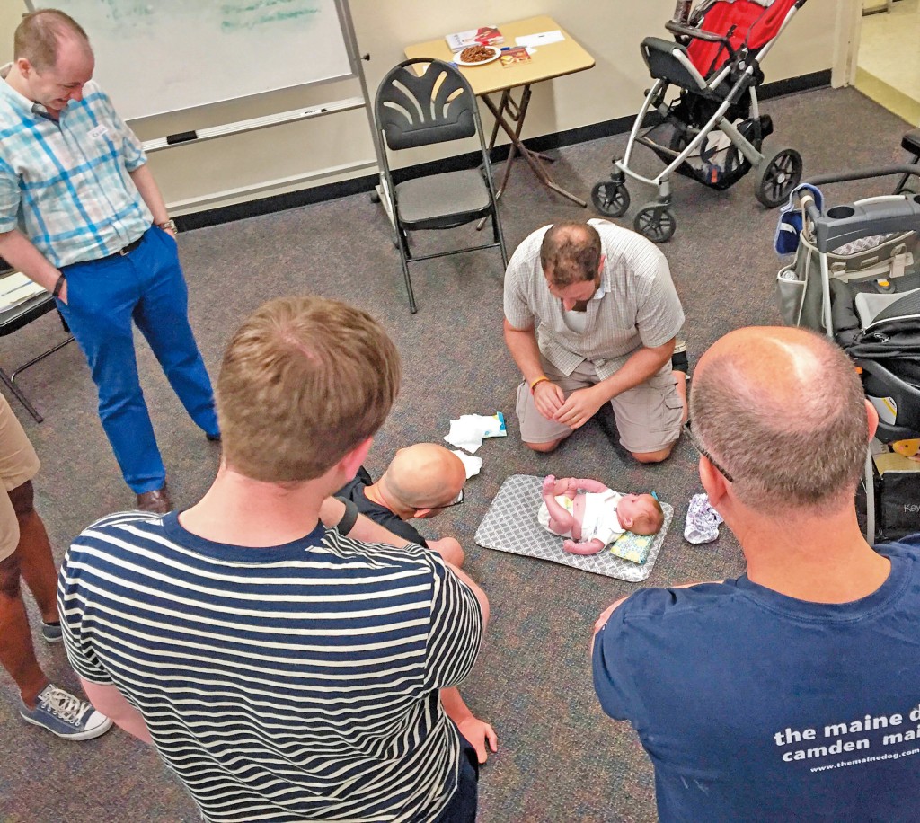 一班新手奶爸學習替嬰孩換尿片。 一班新手奶爸學習替嬰孩換尿片。