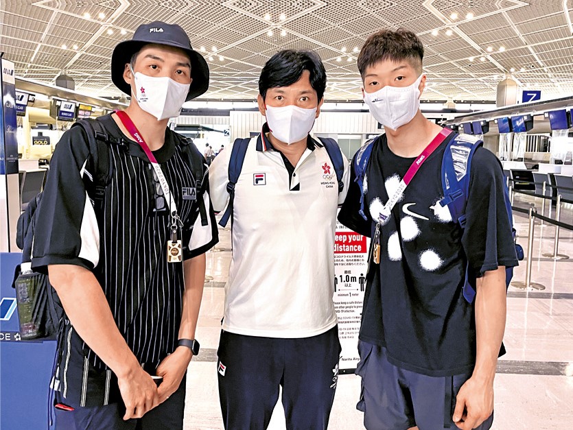 因新冠疫情延後一年舉行的東京奧運，鄭兆康在香港機場出發前，與當屆的男子花劍港隊代表張小倫和張家朗合照，結果張家朗為港摘下歷史性的男子花劍個人賽金牌。