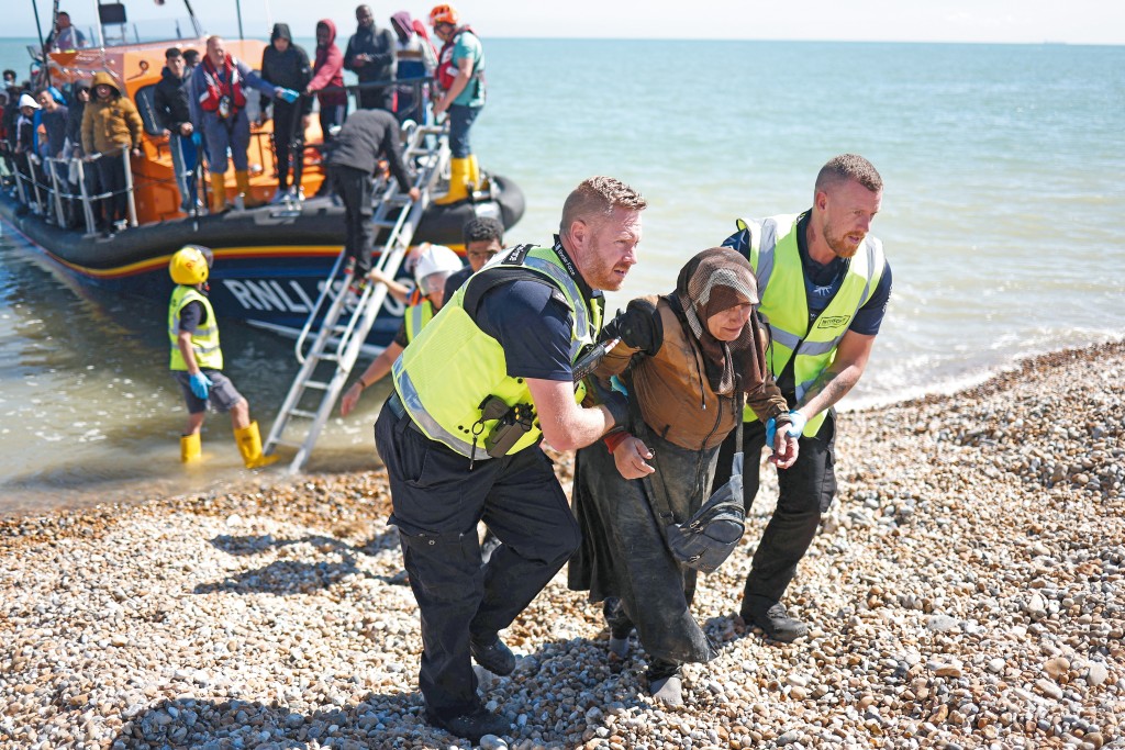 改革黨黨魁法拉奇於二四年的一場競選活動中， 站在一輛印有「施紀賢阻止不了偷渡船」宣傳海報的貨車前，抨擊政府無法解決偷渡移民問題。