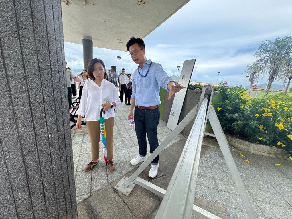 何毅淦（右）說，管業處、關愛隊以至各單位已多次提醒居民預早作防風措施。