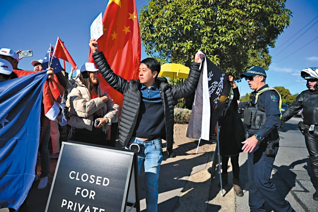 許智峯二四年參與示威,反對國務院總理李強訪問澳洲。 許智峯二四年參與示威,反對國務院總理李強訪問澳洲。
