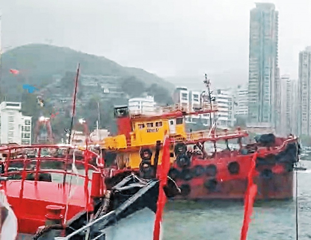 颱風紅霞在九號烈風吹襲期間，一艘油躉被巨浪吹走，撞及海堤再衝入香港仔西避風塘，險象環生。