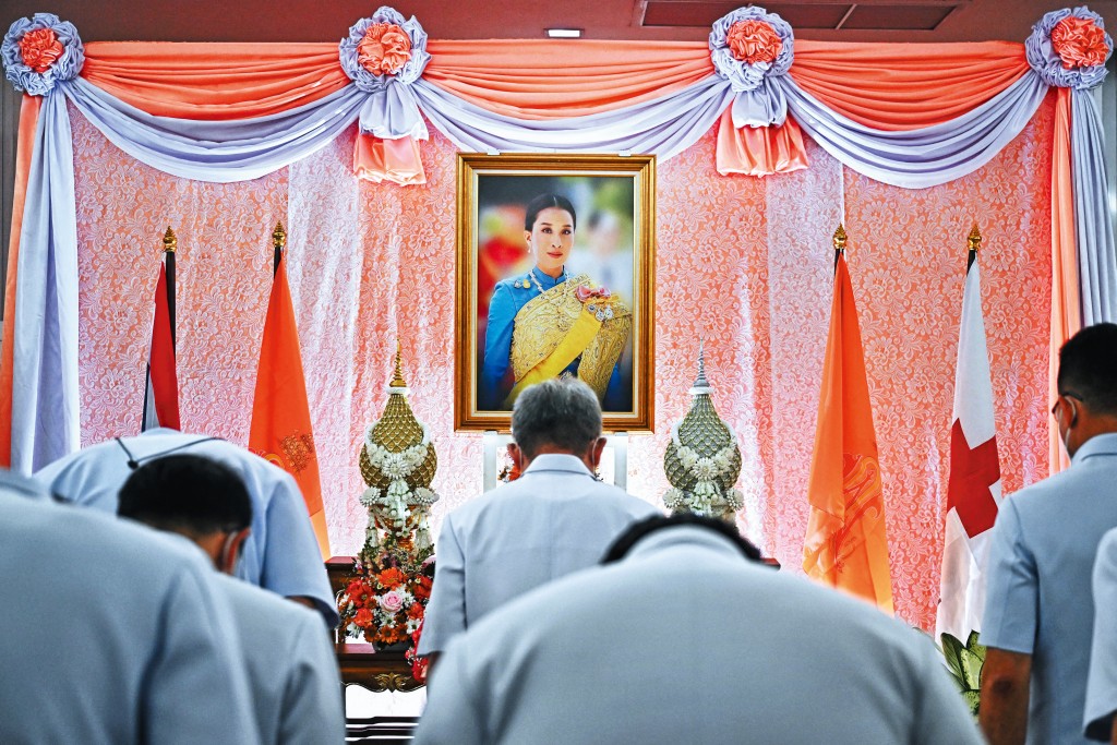 大公主帕差拉吉帝雅帕三年前昏迷一直住院，泰國政府要員到醫院為她祈福望早日脫離危險。