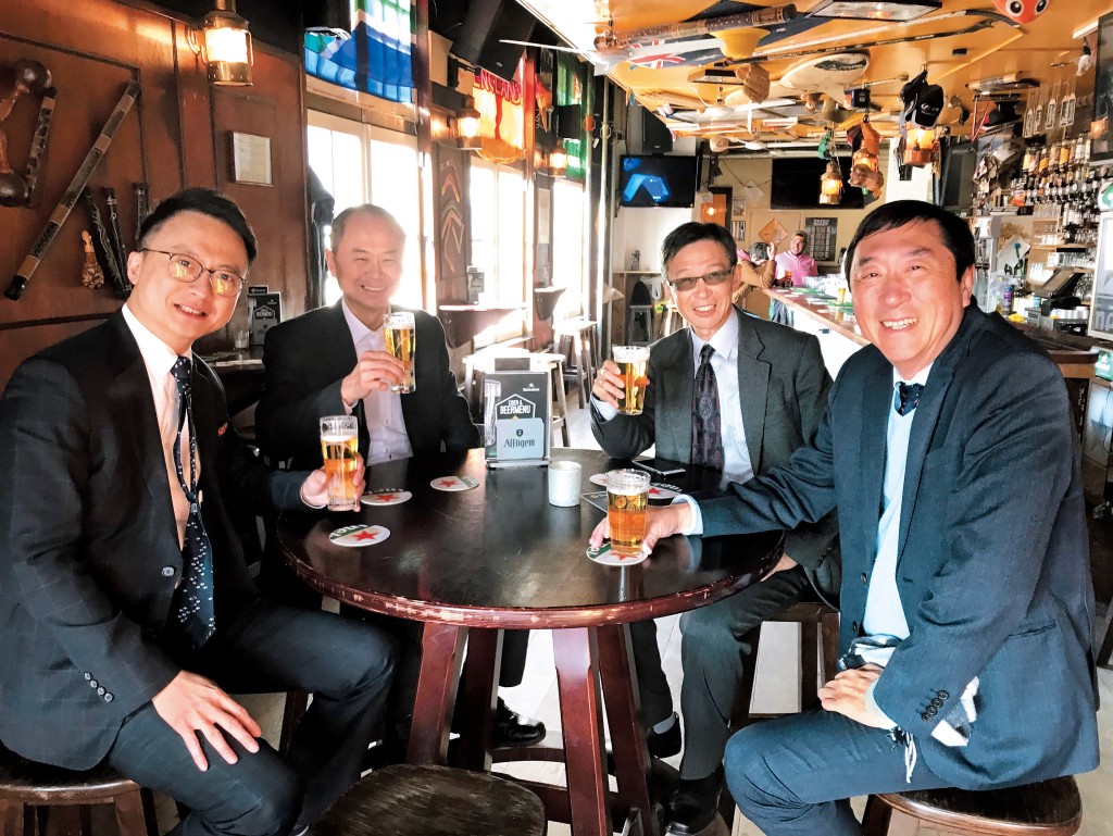 二○一八年二月,馮康與其他中大醫學院學者如陳家亮及沈祖堯等一同訪問荷蘭,了解該國的學術醫療系統。 二○一八年二月,馮康與其他中大醫學院學者如陳家亮及沈祖堯等一同訪問荷蘭,了解該國的學術醫療系統。