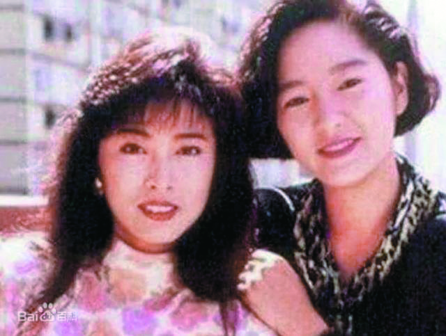 雪梨是米雪的妹妹，也是米雪帶雪梨加入娛樂圈。