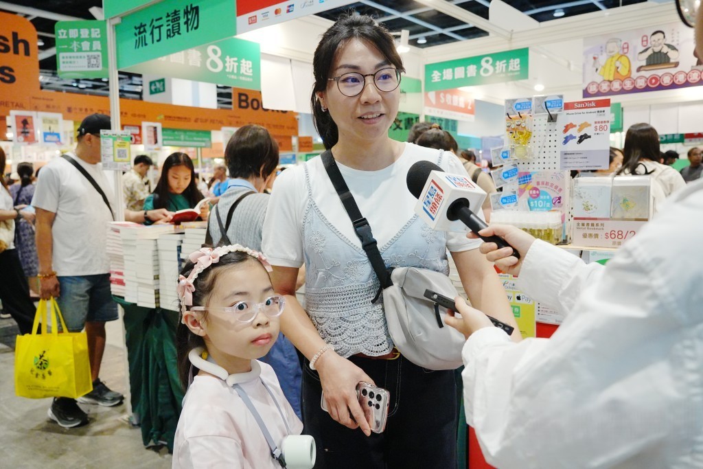 羅女士表示，入場主要為女兒挑選漫畫、小說等書籍，自己則買了關於四大才子的書
