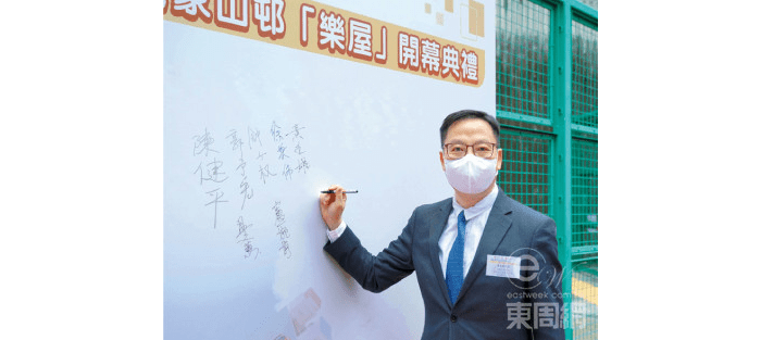 黃永雄認為以閒置校舍改建作過渡性房屋可節省建築時間。 黃永雄認為以閒置校舍改建作過渡性房屋可節省建築時間。