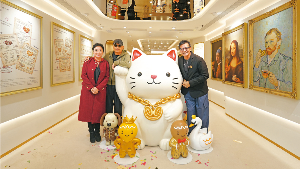 店內高達一點六米的巨型招財貓藝術雕塑成為農曆新年人人皆到的打卡熱點。