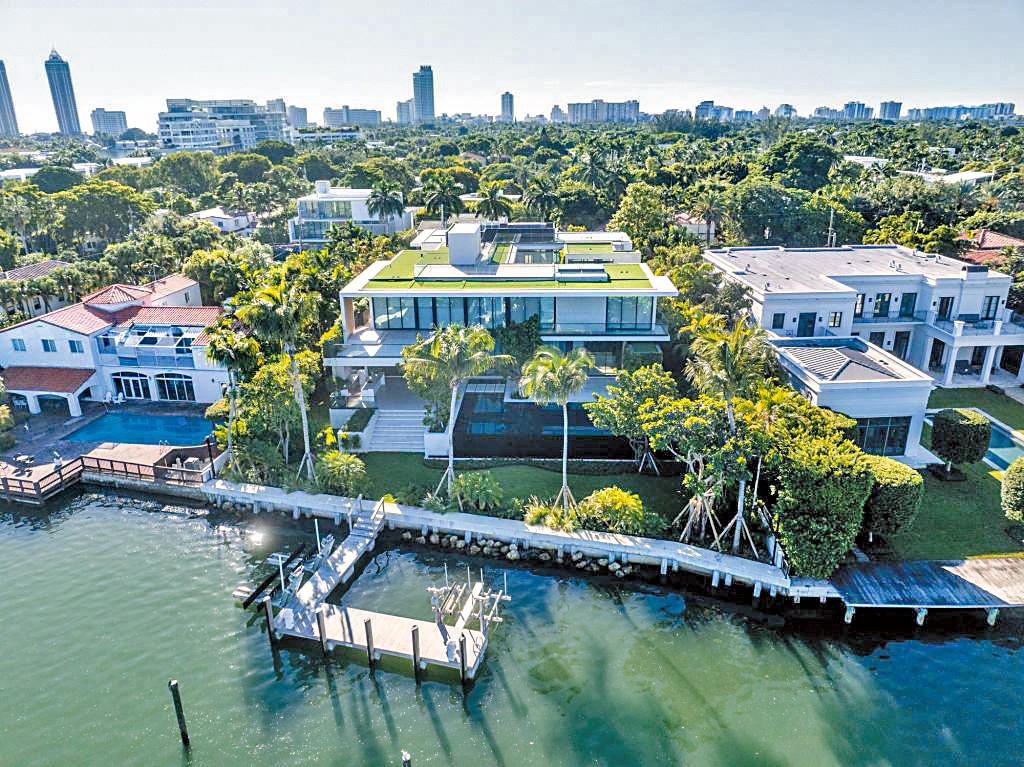 碧咸夫婦坐擁有多個豪宅，包括市值八千萬英鎊的美國邁阿密海灘濱水豪宅。